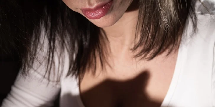 Silné a zdravé vlasy bez lupín vďaka vlasovej mezoterapii v Atelier Beauty
