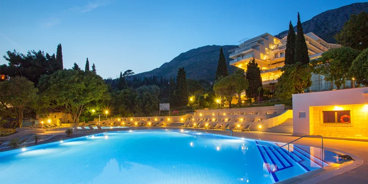 Dovolenka v letovisku Mlini: hotel pri pláži, bazény, raňajky a šport, 10 km od Dubrovníka