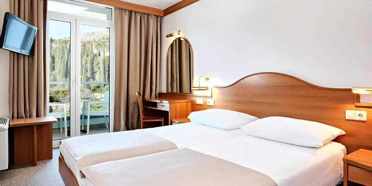 Dovolenka v letovisku Mlini: hotel pri pláži, bazény, raňajky a šport, 10 km od Dubrovníka