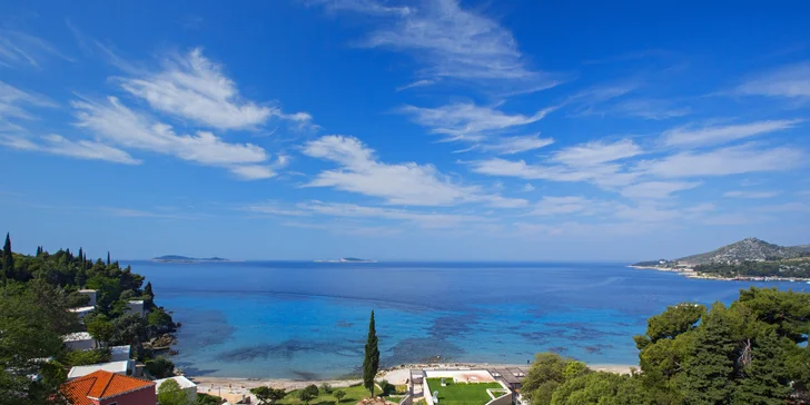 Dovolenka v letovisku Mlini: hotel pri pláži, bazény, raňajky a šport, 10 km od Dubrovníka