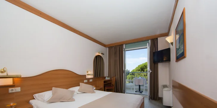 Dovolenka v letovisku Mlini: hotel pri pláži, bazény, raňajky a šport, 10 km od Dubrovníka