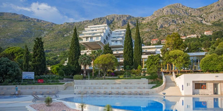 Dovolenka v letovisku Mlini: hotel pri pláži, bazény, raňajky a šport, 10 km od Dubrovníka