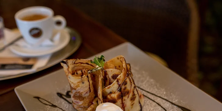 Lahodné palacinky s jahodovým džemom alebo nutellou + espresso s mliekom