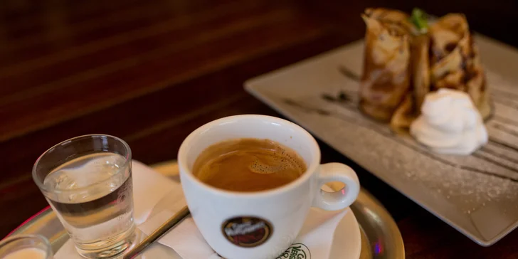 Lahodné palacinky s jahodovým džemom alebo nutellou + espresso s mliekom