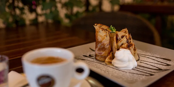 Lahodné palacinky s jahodovým džemom alebo nutellou + espresso s mliekom