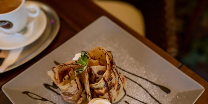 Lahodné palacinky s jahodovým džemom alebo nutellou + espresso s mliekom