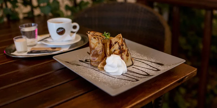 Lahodné palacinky s jahodovým džemom alebo nutellou + espresso s mliekom