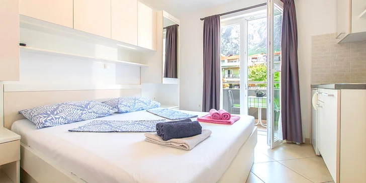 Dovolenka na Makarskej riviére: 3* apartmány 150 m od pláže, dieťa do 12 rokov zdarma