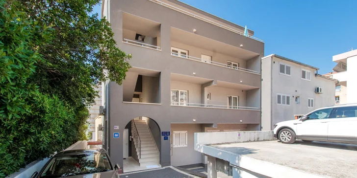 Dovolenka na Makarskej riviére: 3* apartmány 150 m od pláže, dieťa do 12 rokov zdarma
