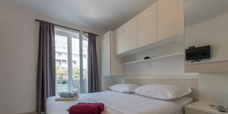 Dovolenka na Makarskej riviére: 3* apartmány 150 m od pláže, dieťa do 12 rokov zdarma
