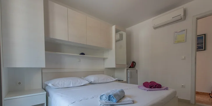 Dovolenka na Makarskej riviére: 3* apartmány 150 m od pláže, dieťa do 12 rokov zdarma
