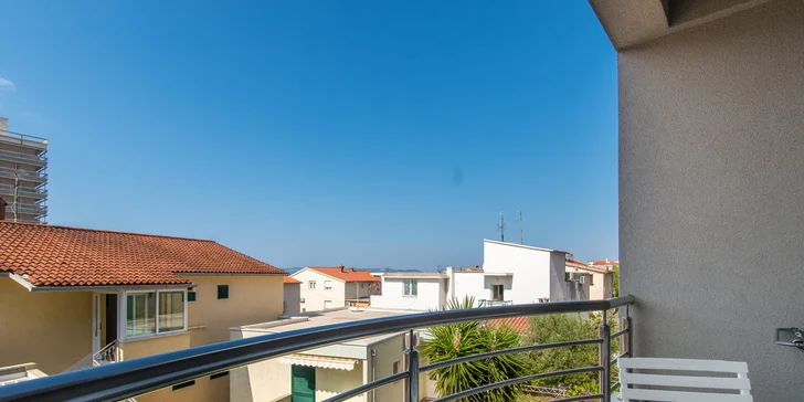 Dovolenka na Makarskej riviére: 3* apartmány 150 m od pláže, dieťa do 12 rokov zdarma