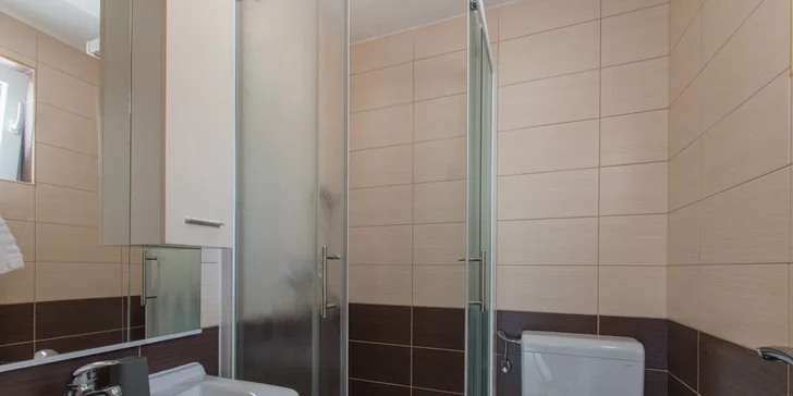Dovolenka na Makarskej riviére: 3* apartmány 150 m od pláže, dieťa do 12 rokov zdarma