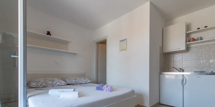 Dovolenka na Makarskej riviére: 3* apartmány 150 m od pláže, dieťa do 12 rokov zdarma