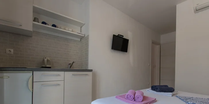 Dovolenka na Makarskej riviére: 3* apartmány 150 m od pláže, dieťa do 12 rokov zdarma