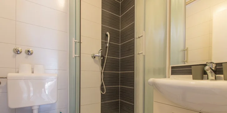 Dovolenka na Makarskej riviére: 3* apartmány 150 m od pláže, dieťa do 12 rokov zdarma