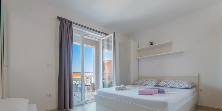 Dovolenka na Makarskej riviére: 3* apartmány 150 m od pláže, dieťa do 12 rokov zdarma