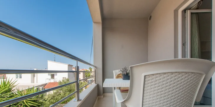 Dovolenka na Makarskej riviére: 3* apartmány 150 m od pláže, dieťa do 12 rokov zdarma