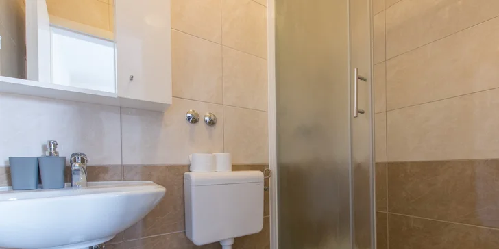 Dovolenka na Makarskej riviére: 3* apartmány 150 m od pláže, dieťa do 12 rokov zdarma