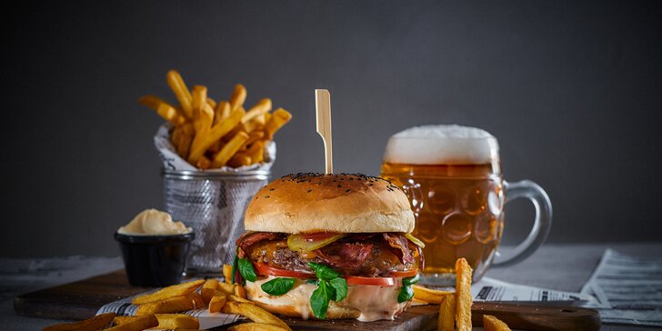 Naložené burger menu s hranolčekmi, pivom či citronádou alebo otvorený voucher na konzumáciu