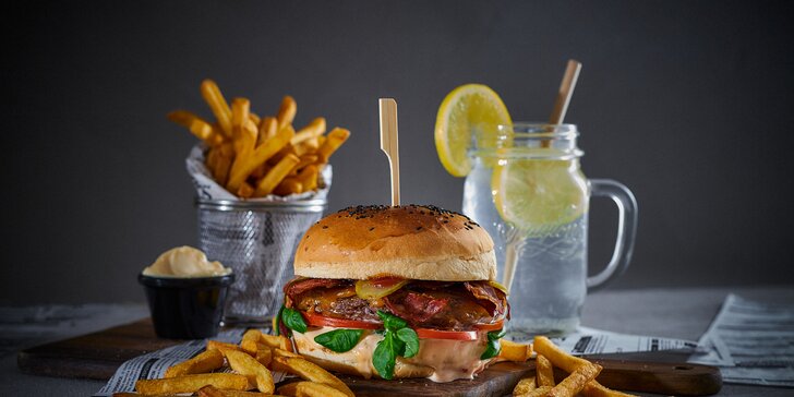 Naložené burger menu s hranolčekmi, pivom či citronádou alebo otvorený voucher na konzumáciu