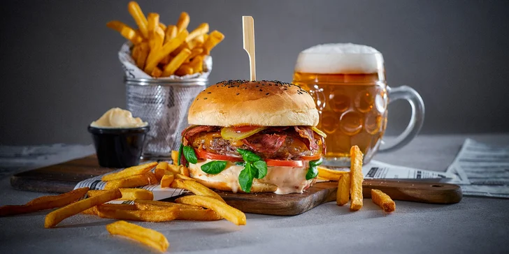 Trhané bravčové plece alebo 2 druhy naloženého burger menu s hranolčekmi a nápojom: klasický aj veggie