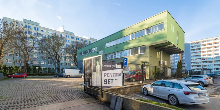 Spoznajte Košice: izby v modernom štýle, výborná reštaurácia s terasou, unikátny minigolf aj veľké detské ihrisko