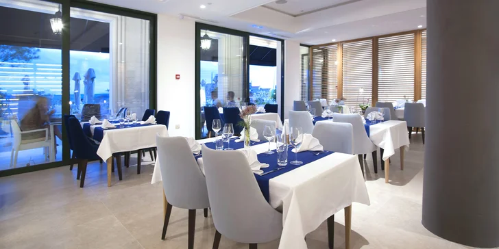 Hotel v čiernohorskom letovisku Petrovac: pri pláži, s raňajkami aj vínnou pivnicou, deti zadarmo