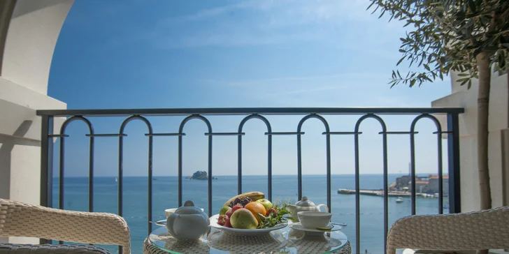 Hotel v čiernohorskom letovisku Petrovac: pri pláži, s raňajkami aj vínnou pivnicou, deti zadarmo