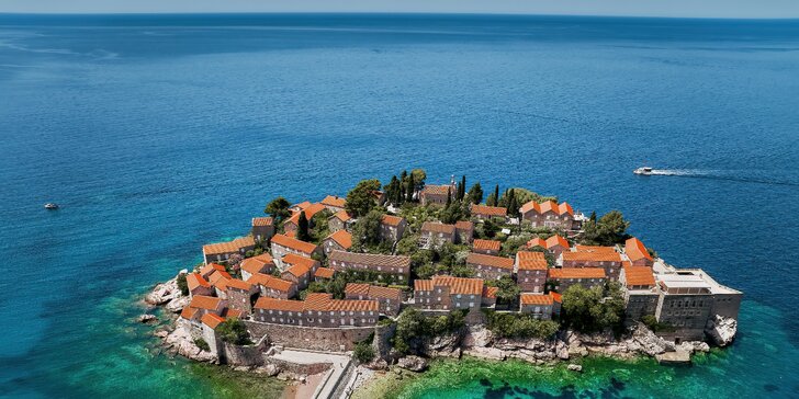 Hotel v čiernohorskom letovisku Petrovac: pri pláži, s raňajkami aj vínnou pivnicou, deti zadarmo