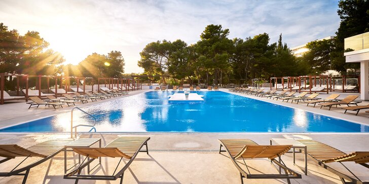 Skvelá dovolenka vo Vodiciach v Chorvátsku: hotel pri pláži, polpenzia, bazény aj fitness