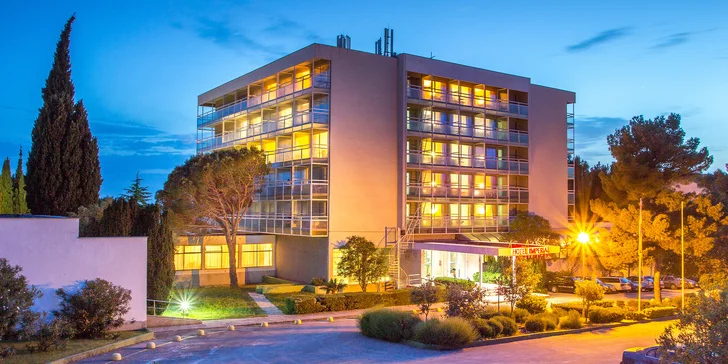 Skvelá dovolenka vo Vodiciach v Chorvátsku: hotel pri pláži, polpenzia, bazény aj fitness