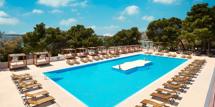 Skvelá dovolenka vo Vodiciach v Chorvátsku: hotel pri pláži, polpenzia, bazény aj fitness