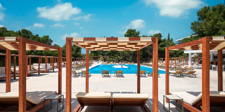 Skvelá dovolenka vo Vodiciach v Chorvátsku: hotel pri pláži, polpenzia, bazény aj fitness