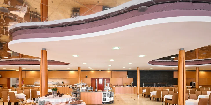 Skvelá dovolenka vo Vodiciach v Chorvátsku: hotel pri pláži, polpenzia, bazény aj fitness
