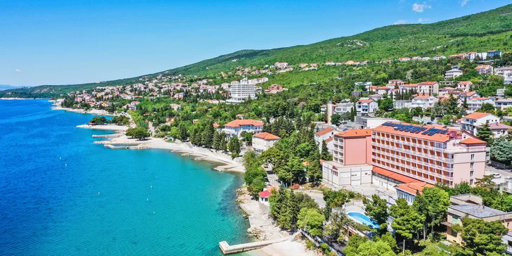 Dovolenka pri Krku: hotel priamo na pláži, polpenzia, vonkajší a vnútorný bazén, izba s balkónom aj výhľadom