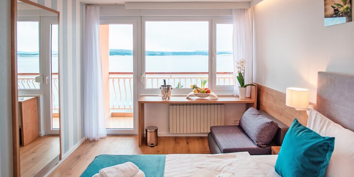Dovolenka pri Krku: hotel priamo na pláži, polpenzia, vonkajší a vnútorný bazén, izba s balkónom aj výhľadom