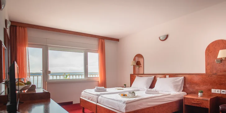 Dovolenka pri Krku: hotel priamo na pláži, polpenzia, vonkajší a vnútorný bazén, izba s balkónom aj výhľadom