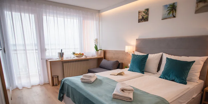 Dovolenka pri Krku: hotel priamo na pláži, polpenzia, vonkajší a vnútorný bazén, izba s balkónom aj výhľadom