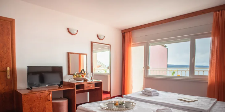 Dovolenka pri Krku: hotel priamo na pláži, polpenzia, vonkajší a vnútorný bazén, izba s balkónom aj výhľadom