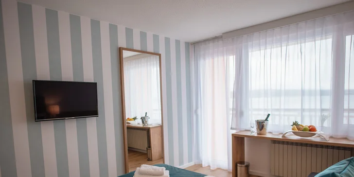 Dovolenka pri Krku: hotel priamo na pláži, polpenzia, vonkajší a vnútorný bazén, izba s balkónom aj výhľadom