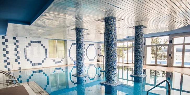 Dovolenka pri Krku: hotel priamo na pláži, polpenzia, vonkajší a vnútorný bazén, izba s balkónom aj výhľadom