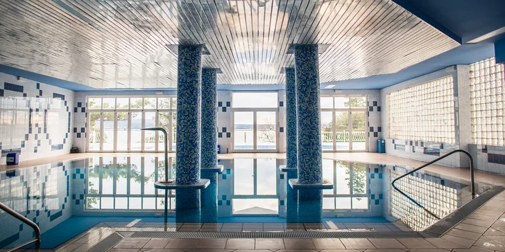 Dovolenka pri Krku: hotel priamo na pláži, polpenzia, vonkajší a vnútorný bazén, izba s balkónom aj výhľadom