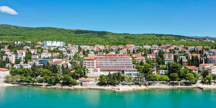 Dovolenka pri Krku: hotel priamo na pláži, polpenzia, vonkajší a vnútorný bazén, izba s balkónom aj výhľadom