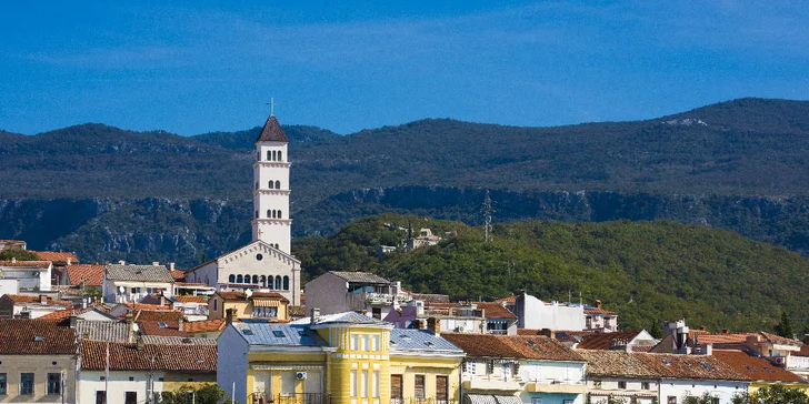 Dovolenka pri Krku: hotel priamo na pláži, polpenzia, vonkajší a vnútorný bazén, izba s balkónom aj výhľadom