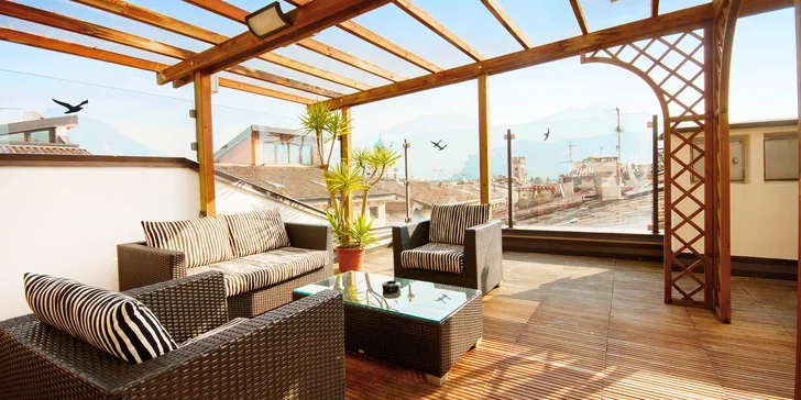 Dovolenka pri Lago di Garda v elegantnom 4 * hoteli: raňajky, slnečná terasa, výhľad na hory aj na jazero