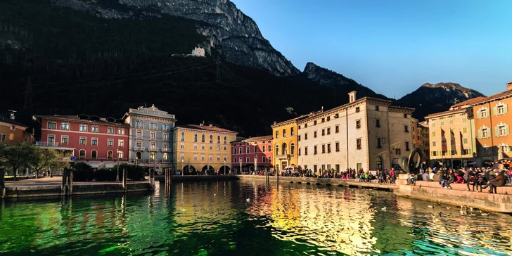 Dovolenka pri Lago di Garda v elegantnom 4 * hoteli: raňajky, slnečná terasa, výhľad na hory aj na jazero