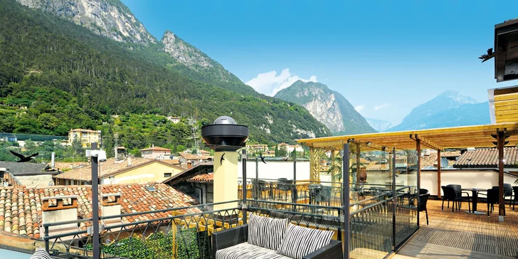 Dovolenka pri Lago di Garda v elegantnom 4 * hoteli: raňajky, slnečná terasa, výhľad na hory aj na jazero