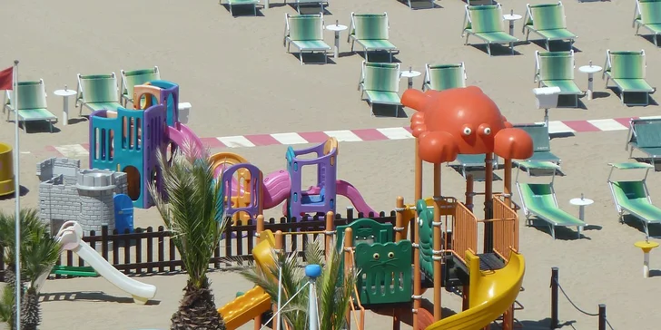 Pobyt v blízkosti Rimini: polpenzia, hotel hneď pri pláži, strešný bazén s vírivkou a lehátkami