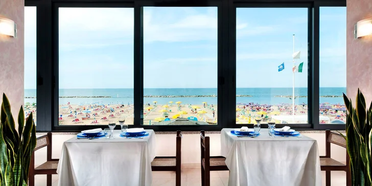 Pobyt v blízkosti Rimini: polpenzia, hotel hneď pri pláži, strešný bazén s vírivkou a lehátkami
